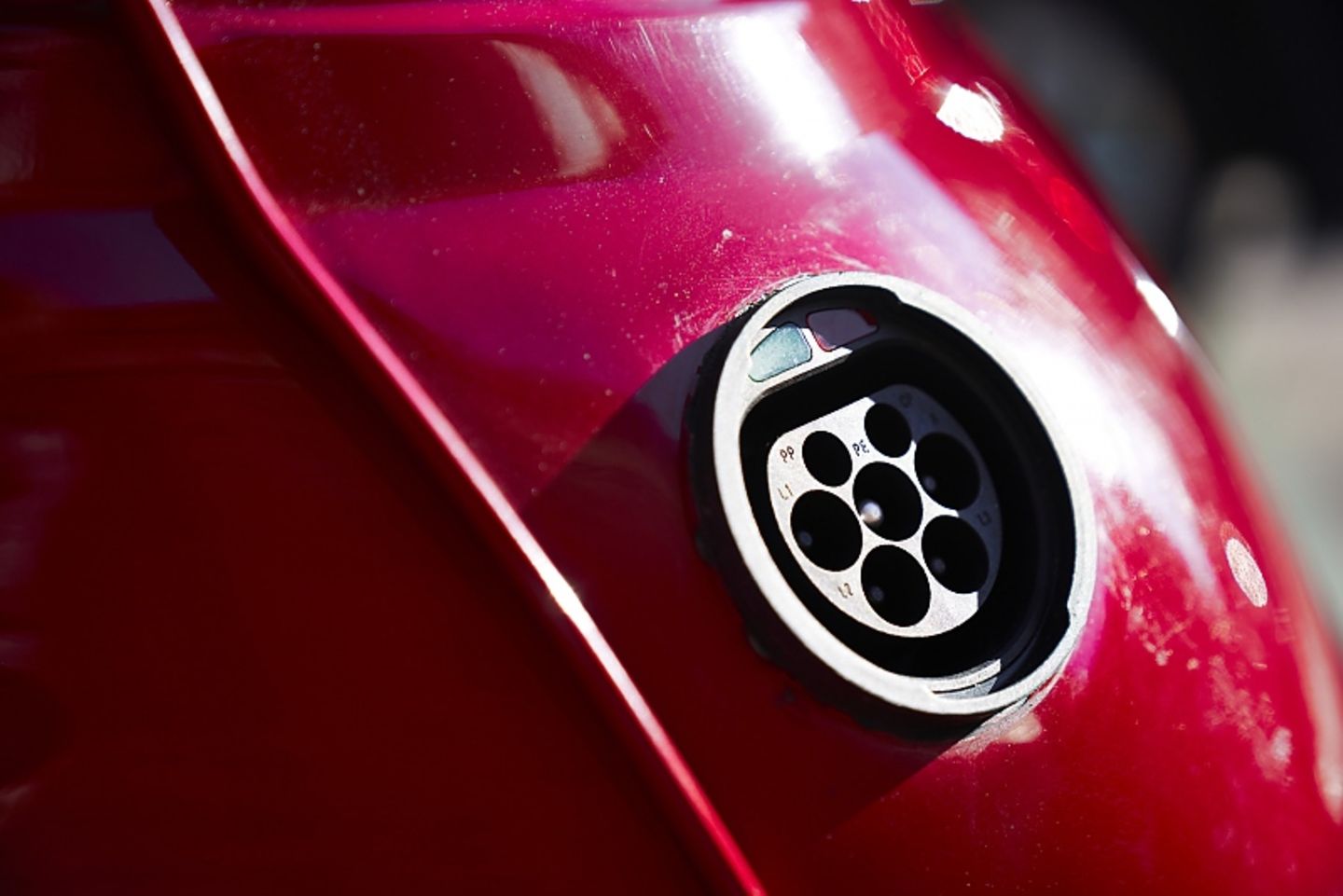 Der Classic Mini Electric wird mit einem handelsüblichen Ladestecker geladen
