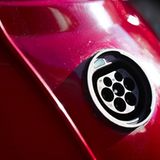 Der Classic Mini Electric wird mit einem handelsüblichen Ladestecker geladen