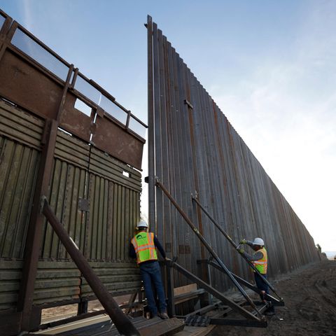 An der US-Grenze zwischen Calexico (USA) und Mexicali (Mexiko) wird der alte Grenzzaun (l.) durch einen neuen ersetzt
