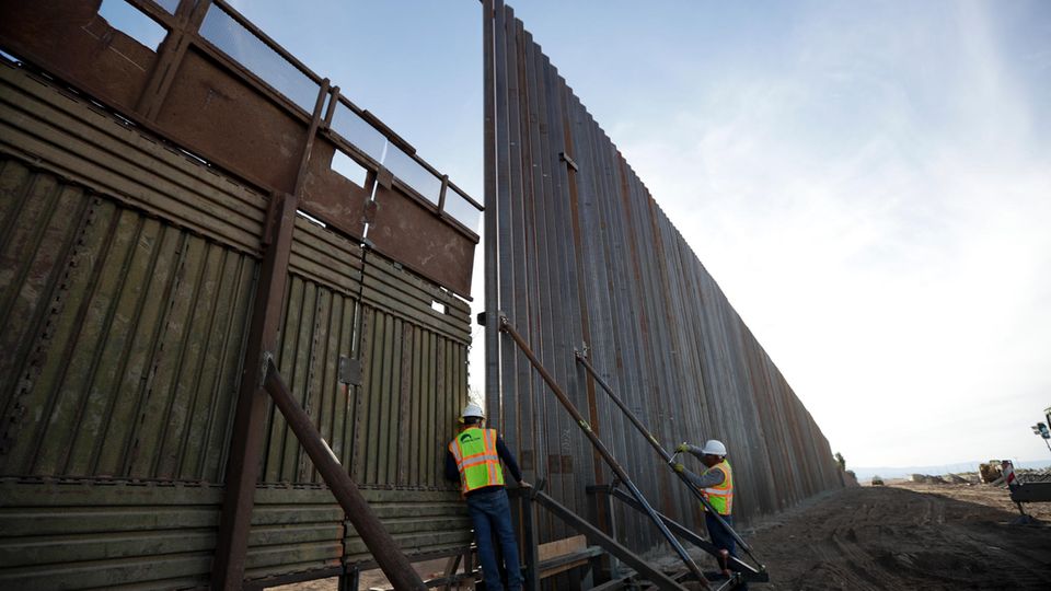 An der US-Grenze zwischen Calexico (USA) und Mexicali (Mexiko) wird der alte Grenzzaun (l.) durch einen neuen ersetzt
