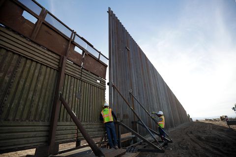 An der US-Grenze zwischen Calexico (USA) und Mexicali (Mexiko) wird der alte Grenzzaun (l.) durch einen neuen ersetzt