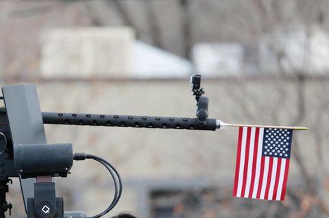 In einer Waffe steckt eine USA-Flagge