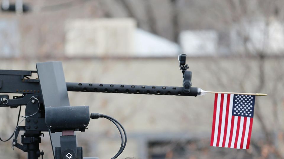 In einer Waffe steckt eine USA-Flagge