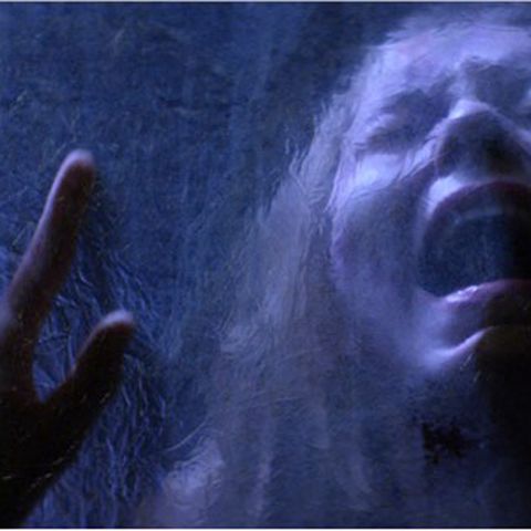Vera (Taylor Hickson) in Todesangst in einer Szene des Films "Ghostland"