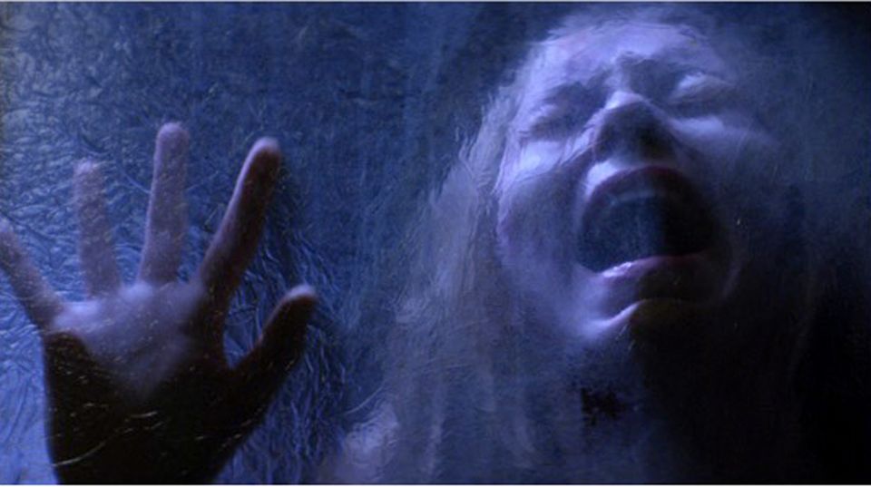 Vera (Taylor Hickson) in Todesangst in einer Szene des Films "Ghostland"