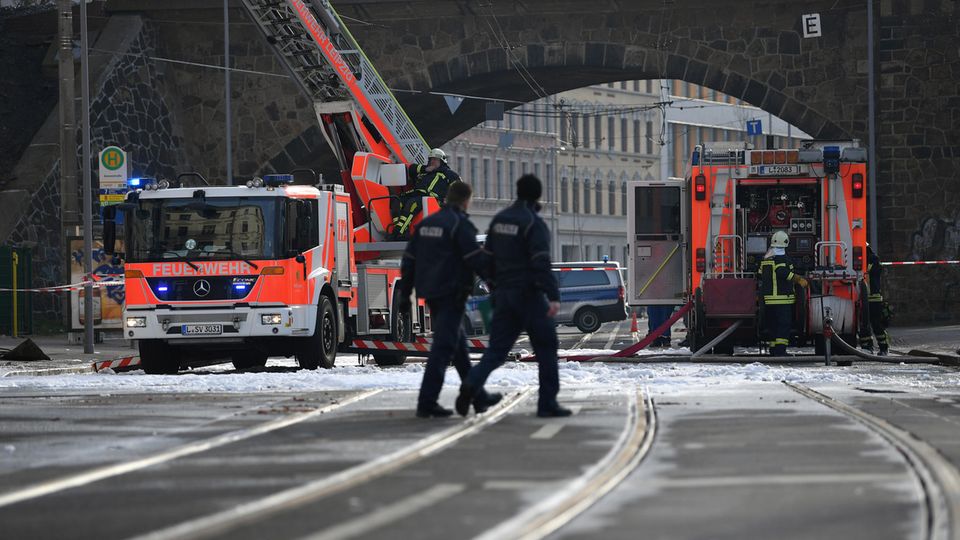 Leipzig: Polizei und Feuerwehr sind nach einem Brand in einem Wohnhaus in der Wurzener Straße mit Sicherungsarbeiten beschäftigt Leipzig: Polizei und Feuerwehr sind nach einem Brand in einem Wohnhaus in der Wurzener Straße mit Sicherungsarbeiten beschäftigt