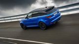 Auch in der Steilkurve flott unterwegs; Range Rover Sport SVR