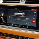 Der zweite Monitor im Range Rover Sport SVR dient nicht nur zur Navigation, sondern gibt auch über diverse aktuelle Zustände des