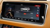 Der zweite Monitor im Range Rover Sport SVR dient nicht nur zur Navigation, sondern gibt auch über diverse aktuelle Zustände des