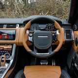 Der Arbeitsplatz im Range Rover Sport SVR: übersichtlich aber lernbedürftig