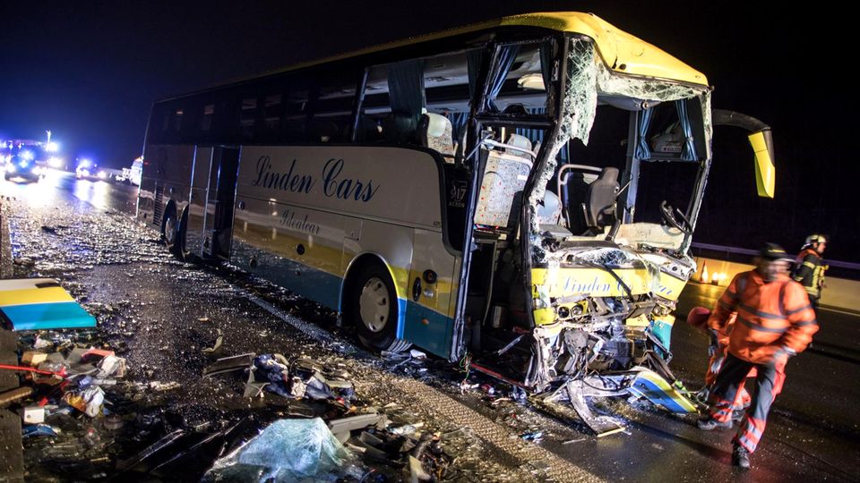 Reisebus in Bayern verunglückt - viele Verletzte