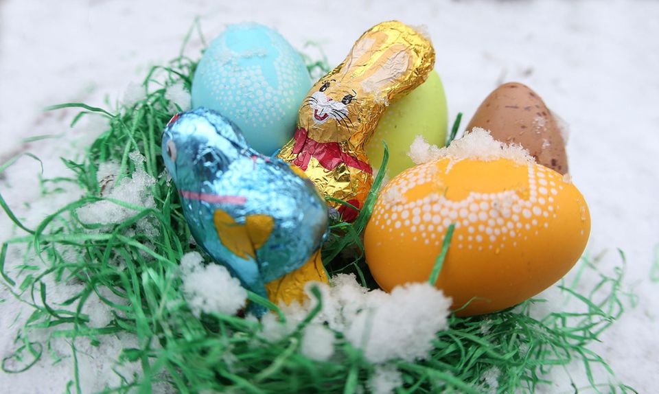 Ostereier suchen Ein Osterkörbchen im Schnee