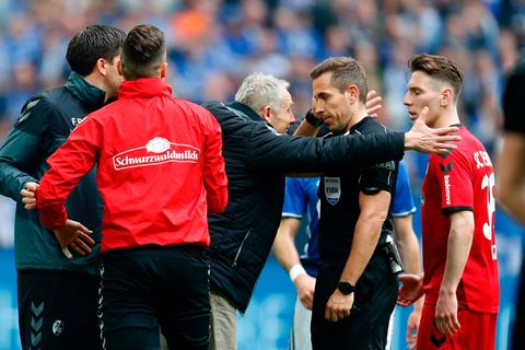 Freiburgs Trainer Christian Streich redet wegen der Gelb-Roten Karte für Nils Petersen auf Schiedsrichter Tobias Stieler ein