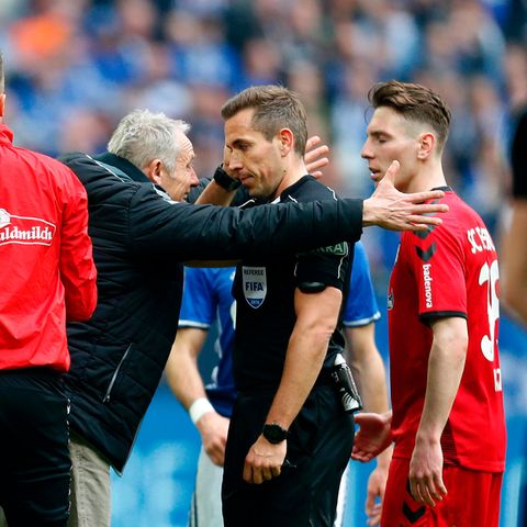 Freiburgs Trainer Christian Streich redet wegen der Gelb-Roten Karte für Nils Petersen auf Schiedsrichter Tobias Stieler ein