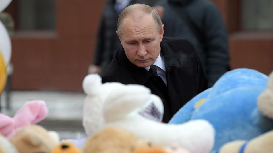 Wladimir Putin besucht den Unglücksort in Kemerowo.