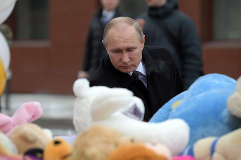 Wladimir Putin besucht den Unglücksort in Kemerowo.