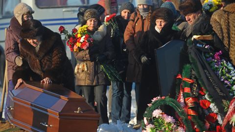 Begräbnisfeierlichkeiten in Perm: Angehörige trauern um die Opfer des Brandes in einem Nachtklub