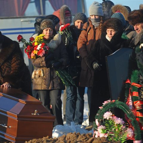 Begräbnisfeierlichkeiten in Perm: Angehörige trauern um die Opfer des Brandes in einem Nachtklub