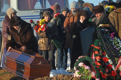 Begräbnisfeierlichkeiten in Perm: Angehörige trauern um die Opfer des Brandes in einem Nachtklub