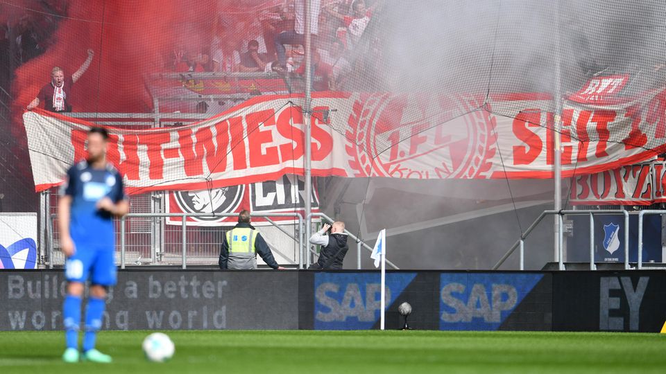 Rausch-Schwaden im Kölner Fanblock in Hoffenheim - Gladbach-Fans wollten Kölner Banner stehlen