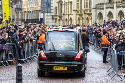 Der Sarg von Stephen Hawking wird zu der Kirche St. Mary the Great im Zentrum von Cambridge gebracht