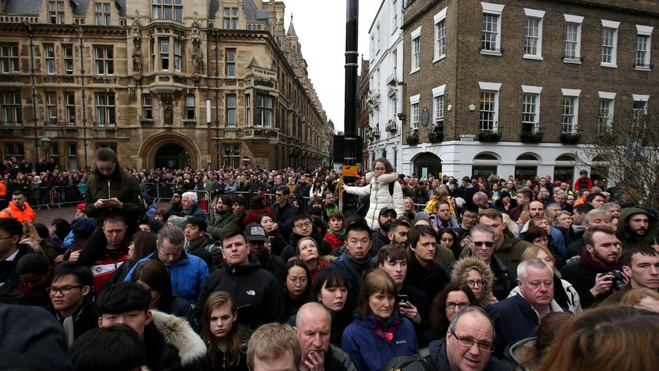 Tausende Fans versammelten sich, um Abschied von Stephen Hawking zu nehmen Tausende Fans versammelten sich, um Abschied von Stephen Hawking zu nehmen