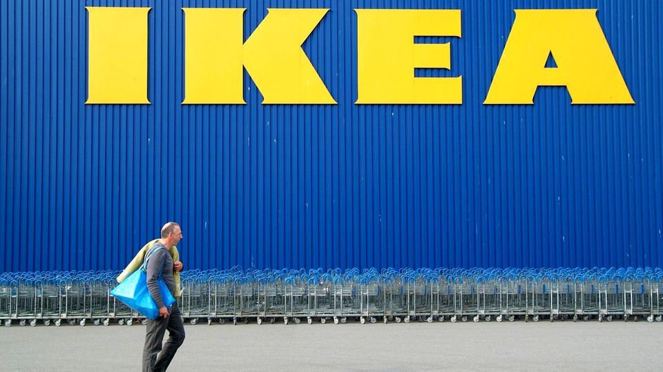 Ikea-Mitarbeiter packen aus