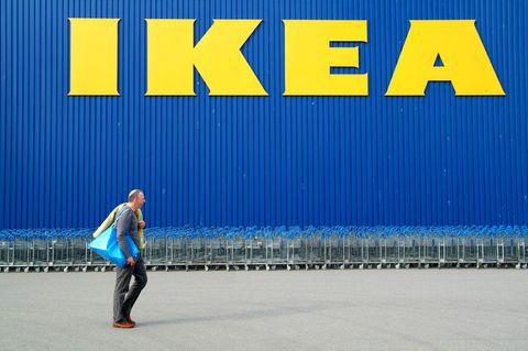 Ikea-Mitarbeiter packen aus