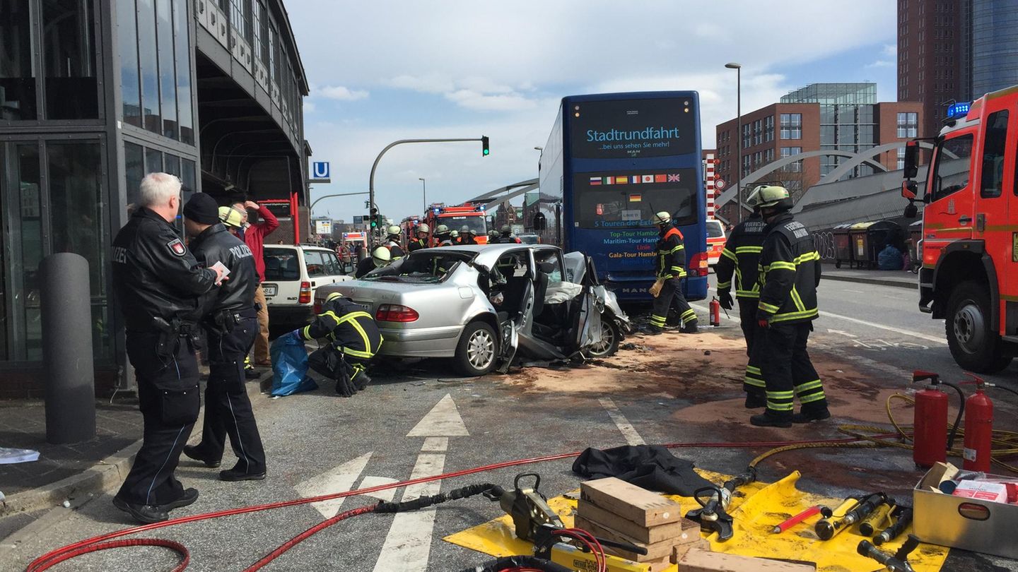 Nachrichten aus Deutschland: Verkehrsunfall in Hamburg: Pkw kollidiert mit Doppeldeckerbus - elf Verletzte