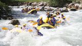 Flussabwärts auf dem Avisio  Äußerst abwechslungsreich gestaltet sich eine Schlauchbootfahrt auf dem Fluss Avisio, ein östliches Seitental vom großen Etschtal. Auf dem besonders familienfreundlichen Abschnitt zwischen Cavalese und Molina di Fiemme geht es in drei Stunden nicht nur durch ruhiges Gewässer, sondern auch über kleine Stromschnellen.