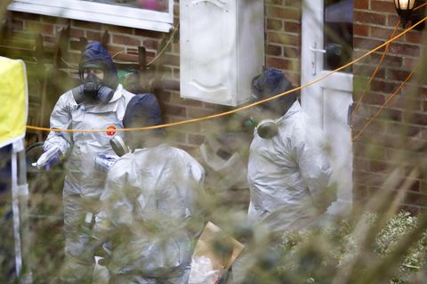 Ermittler arbeiten im Haus des früheren russischen Geheimdienstoffiziers Sergej Skripal