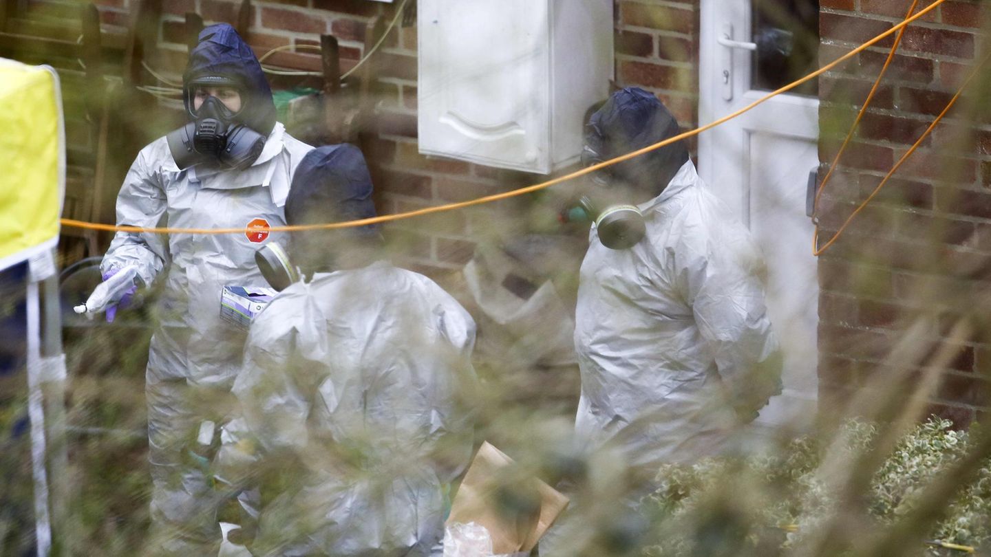 Ermittler arbeiten im Haus des früheren russischen Geheimdienstoffiziers Sergej Skripal