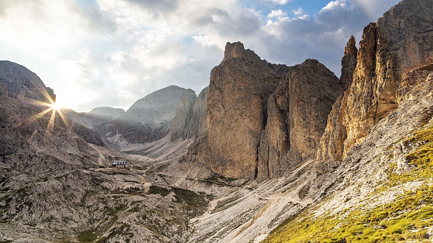 Dolomiten und mehr: 800 ausgeschilderte Wanderrouten Freizeitaktivität Nummer 1 sind Touren in den Bergen, den Einheimischen wie Besuchern steht ein Wegenetz von knapp 5000 Kilometern zu Verfügung. Da ist für jeden eine seinen Anforderungen entsprechende Route dabei, egal ob Familienausflug oder sechstägiger Trip durch das Val di Fassa, der grandiose Panorama-Trek durch die Dolomiten. 800 ausgeschilderte Wanderrouten Freizeitaktivität Nummer 1 sind Touren in den Bergen, den Einheimischen wie Besuchern steht ein Wegenetz von knapp 5000 Kilometern zu Verfügung. Da ist für jeden eine seinen Anforderungen entsprechende Route dabei, egal ob Familienausflug oder sechstägiger Trip durch das Val di Fassa, der grandiose Panorama-Trek durch die Dolomiten.