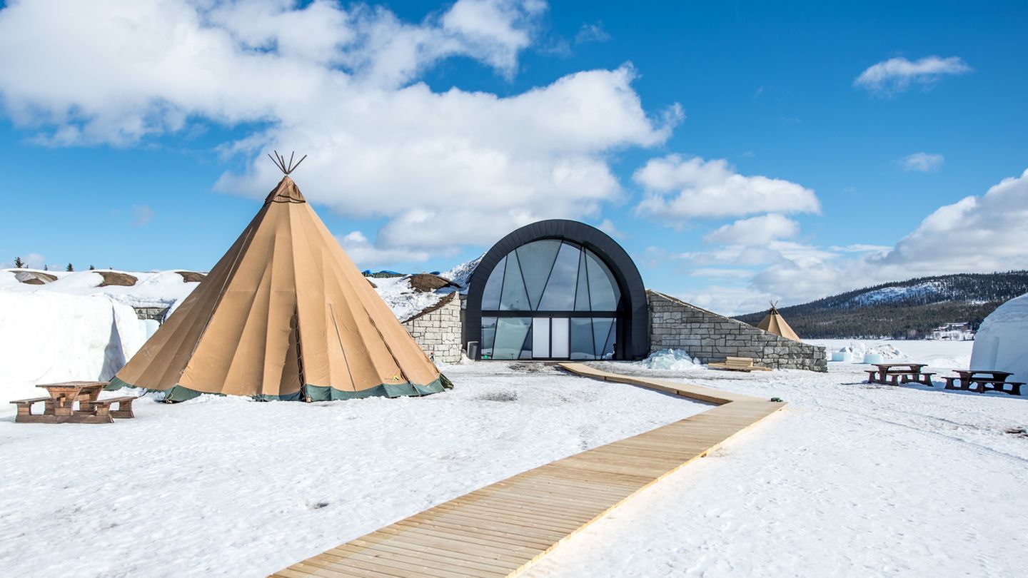 Icehotel in Jukkasjärvi Kuscheln auf dem Eisblock nördlich des