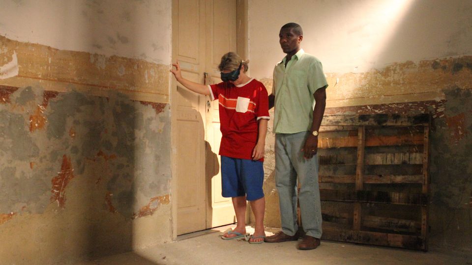 Echte Fälle: Doku-Serie Captive auf Netflix In Genre der echten Kriminalfälle spielt "Captive" definitiv in der Königsklasse. Es geht um echte Entführungsfälle und einige der notorischsten Geiselnahmen der Welt. Erzählt wird in der Regel aus beiden Perspektiven – der, der Täter und der, der Opfer. So kann es beispielsweise passieren, dass ein Entführungsopfer berichtet, sie habe keine Schwäche zeigen wollen und deshalb nie vor ihren Entführern geweint. Eine Minute später erzählt der Täter, er habe sich immer gewundert, warum sie nie weinte. Gänsehaut pur! Wann gucken? Für diese Serie will man wach sein. Und Zeit haben. Die Folgen sind mit jeweils knapp einer Stunde Spielzeit recht lang. Für Fans von? "Making a Murderer", "Girls Incarcerated", "Lock Up" Binge Faktor: ♥♥♥♥ Kann man theoretisch ohne Probleme hintereinander weg schauen. Doku-Serie Captive auf Netflix In Genre der echten Kriminalfälle spielt "Captive" definitiv in der Königsklasse. Es geht um echte Entführungsfälle und einige der notorischsten Geiselnahmen der Welt. Erzählt wird in der Regel aus beiden Perspektiven – der, der Täter und der, der Opfer. So kann es beispielsweise passieren, dass ein Entführungsopfer berichtet, sie habe keine Schwäche zeigen wollen und deshalb nie vor ihren Entführern geweint. Eine Minute später erzählt der Täter, er habe sich immer gewundert, warum sie nie weinte. Gänsehaut pur! Wann gucken? Für diese Serie will man wach sein. Und Zeit haben. Die Folgen sind mit jeweils knapp einer Stunde Spielzeit recht lang. Für Fans von? "Making a Murderer", "Girls Incarcerated", "Lock Up" Binge Faktor: ♥♥♥♥ Kann man theoretisch ohne Probleme hintereinander weg schauen.