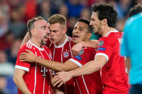 FC Bayern dreht das Champions League Spiel beim FC Sevilla - Ribéry, Kimmich, Thiago und Hummels jubeln