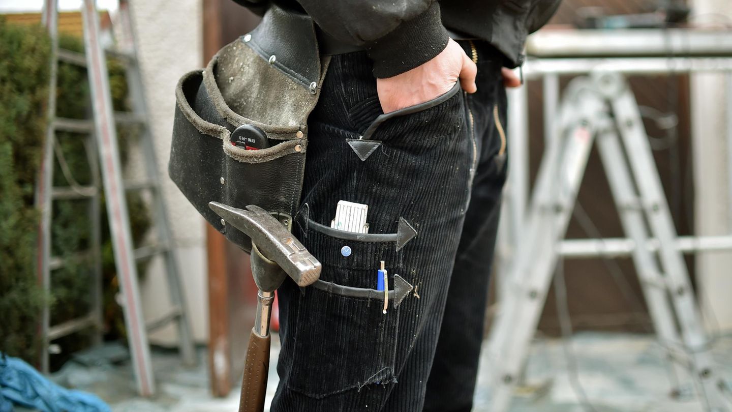 Jede vierte Ausbildung wird vorzeitig abgebrochen: Ein Auszubildender steht auf einer Baustelle in Berlin