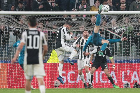 Cristiano Ronaldo liegt waagerecht in der Luft und erzielt das 2:0 gegen Juventus Turin in der Champions League