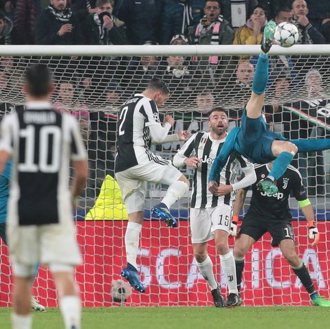 Cristiano Ronaldo liegt waagerecht in der Luft und erzielt das 2:0 gegen Juventus Turin in der Champions League