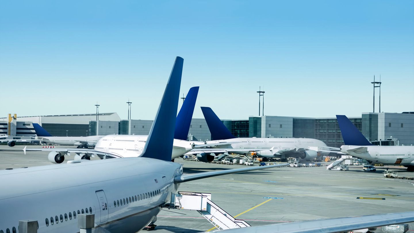 Stehende Flugzeuge an einem Flughafen