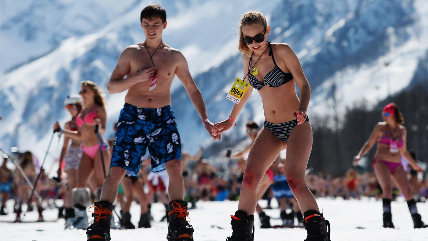 Dieses junge Pärchen ist noch nicht ganz sicher auf den Skiern - ein guter Grund zum Händchenhalten