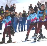 Musikalische Unterhaltung ist ja gut und schön – aber diese Jungs passen nicht recht ins Bild