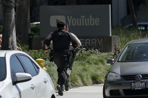 Polizisten stürmten das Gelände von Youtube, nachdem erste Notrufe wegen der Schüsse einliefen