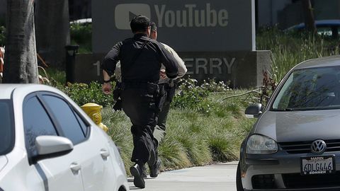 Polizisten stürmten das Gelände von Youtube, nachdem erste Notrufe wegen der Schüsse einliefen
