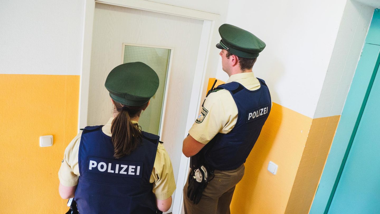 Nachbarin ruft Polizei wegen häuslicher Gewalt dabei hatte Paar  