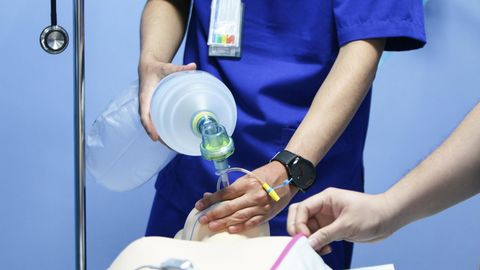 Behandlungsfehler von Ärzten: Zwei Ärzte versetzen einen Patienten in Narkose