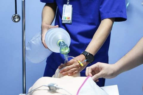 Behandlungsfehler von Ärzten: Zwei Ärzte versetzen einen Patienten in Narkose
