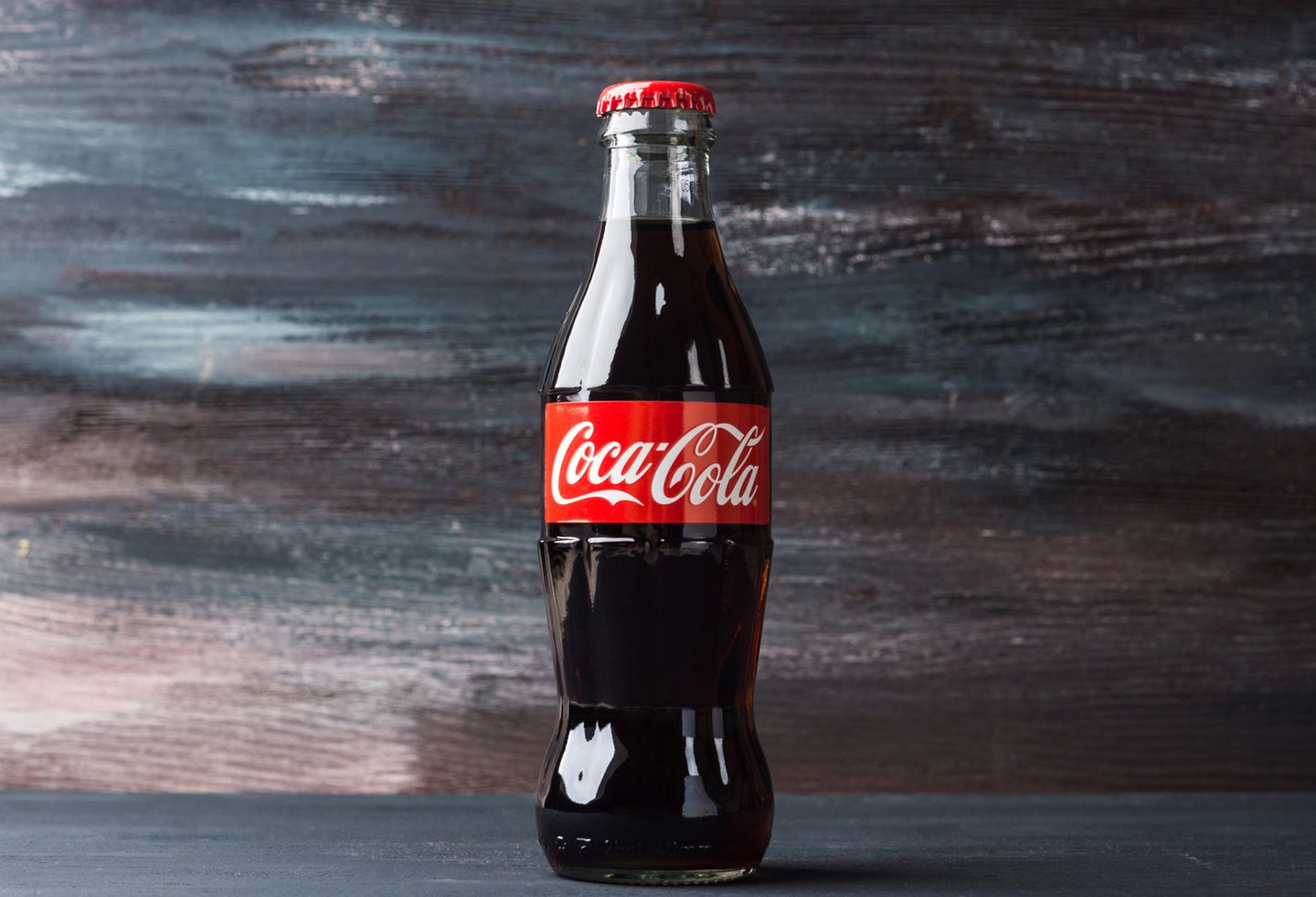 Eine Flasche Coca Cola steht auf einem Tisch