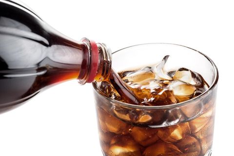 Cola wird in Glas gegossen