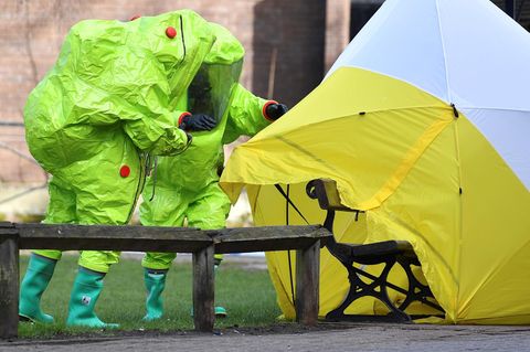 Experten untersuchen die Bank in Salisbury, auf der Ex-Doppelagent Sergej Skripal und seine Tochter Julia vergiftet lagen